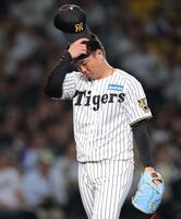 １回表、先制を許し、ガックリとベンチに戻る村上（撮影・坂部計介）