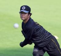 キャッチボールする阪神・高橋遥人＝甲子園（撮影・山口登）