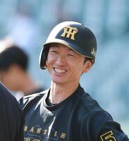 笑顔を見せる近本（撮影・西田忠信）