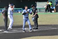 メンバー表交換を終えた平田２軍監督