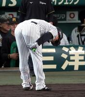 ６回、右ももの裏を気にする森下（撮影・山口登）