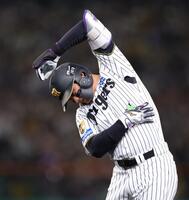 ３回、中飛に倒れた森下は体を気にする仕草を見せる（撮影・坂部計介）