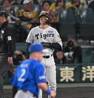 ３回、中飛に倒れる森下（撮影・飯室逸平）