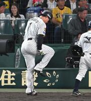 ６回、二ゴロに倒れた後、右足を気にする森下（撮影・飯室逸平）