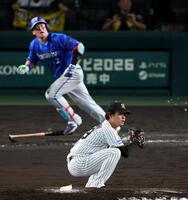 ８回、高橋は牧に先制ソロを許す（撮影・山口登）