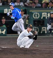 ８回、牧に先制ソロを打たれ、しゃがみ込む高橋（撮影・飯室逸平）