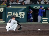 ８回、牧に先制ソロを浴びマウンドに座り込む高橋（撮影・立川洋一郎）