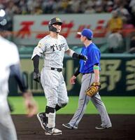 ８回、中飛に倒れベンチへ引き揚げる佐藤輝（撮影・立川洋一郎）