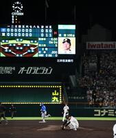 ８回、牧にソロを許しうなだれる高橋（撮影・田中太一）