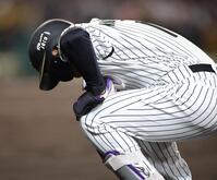 ６回、森下は二ゴロで一塁に駆け込み、ベンチ前で足を気にする仕草を見せる（撮影・坂部計介）