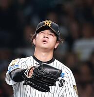 ５回、満塁のピンチで厳しい表情の高橋（撮影・西田忠信）