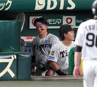 ６回を終え、ベンチ裏に向かう森下（撮影・山口登）