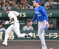 ９回、伏見が倒れ、ゲームセット。敗戦を見届ける藤川監督（撮影・飯室逸平）