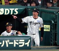 ６回を終え、森下が負傷し選手交代の指示する藤川監督（撮影・山口登）