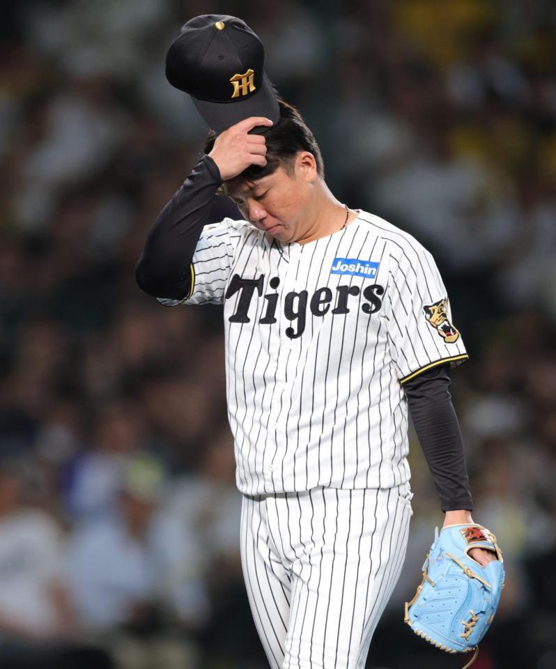 １回表、先制を許し、ガックリとベンチに戻る村上（撮影・坂部計介）