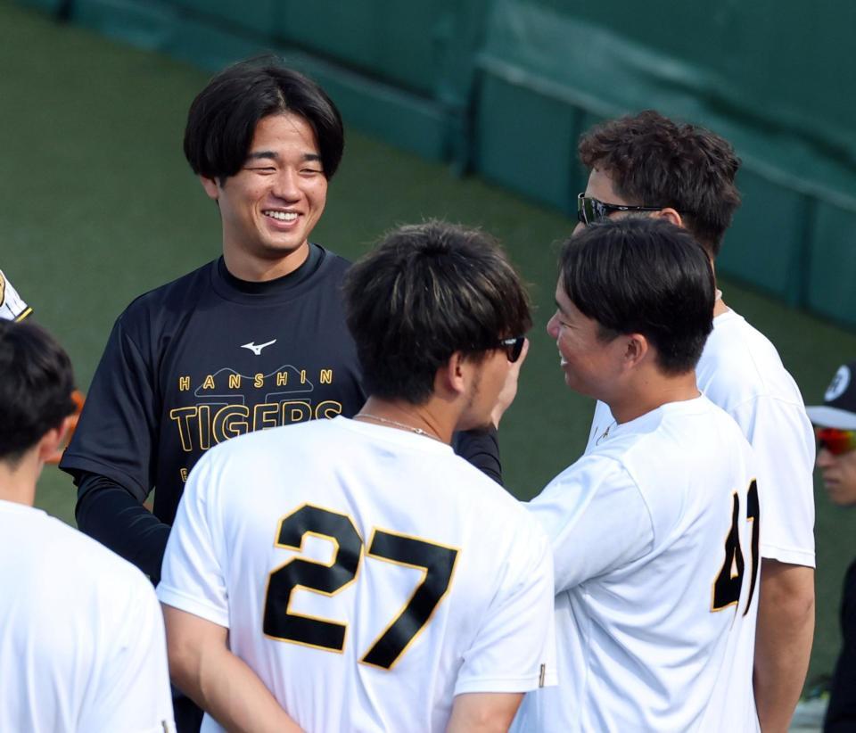 練習前、笑顔を見せる高橋（撮影・山口登）