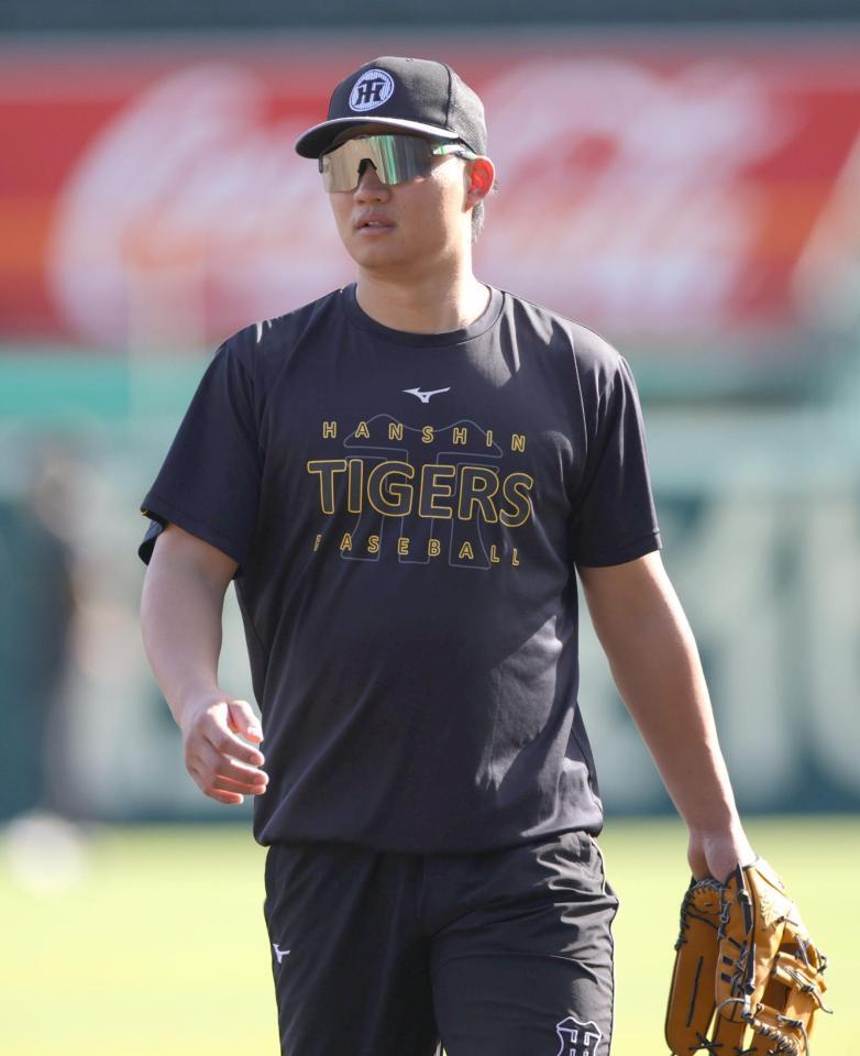 守備練習を終え内野に戻る森下（撮影・坂部計介）