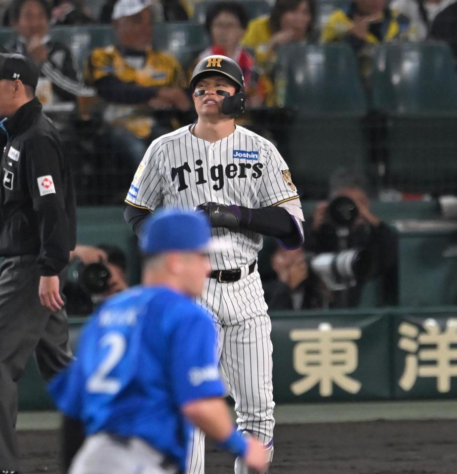 ３回、中飛に倒れる森下（撮影・飯室逸平）