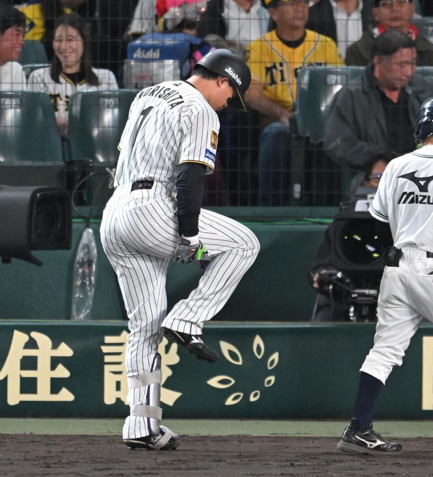 ６回、二ゴロに倒れた後、右足を気にする森下（撮影・飯室逸平）