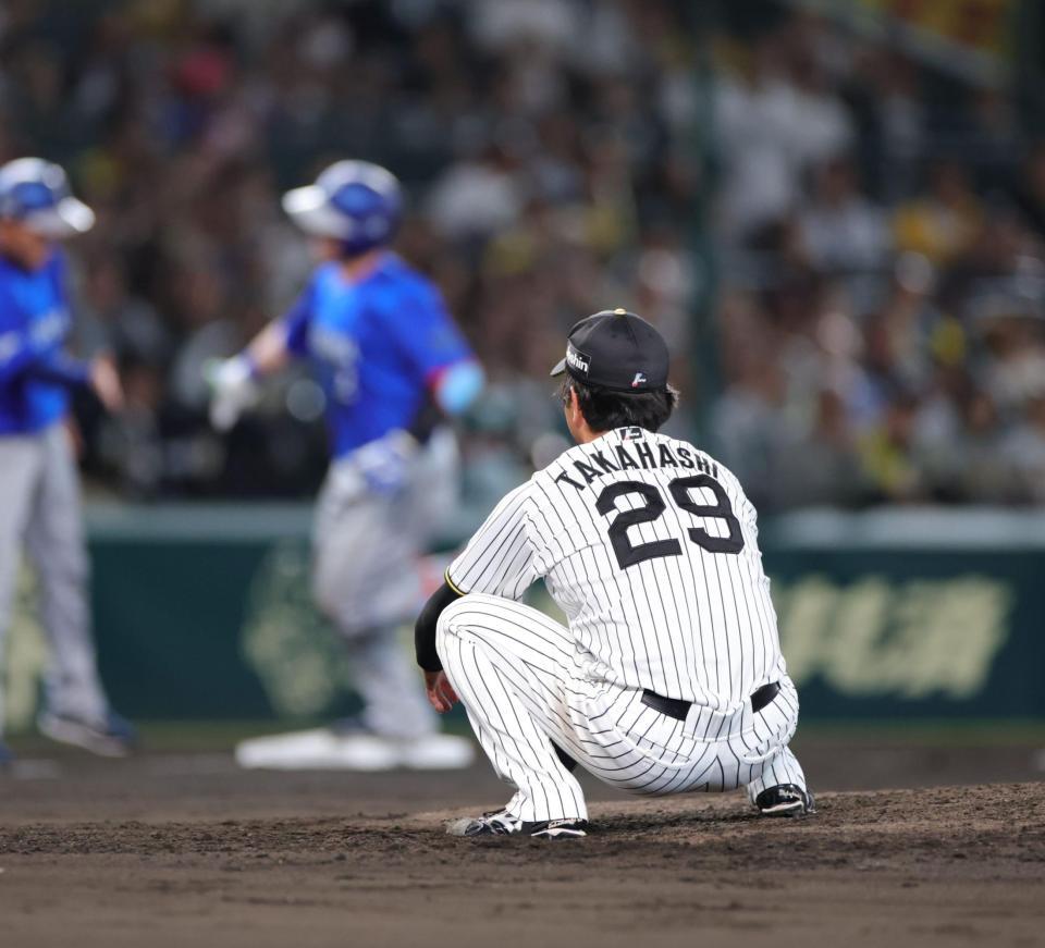 ８回、牧に左越え本塁打を浴び、マウンドで呆然とする高橋（撮影・坂部計介）