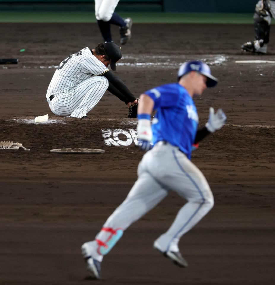 ８回、高橋は牧に先制ソロを許す（撮影・山口登）