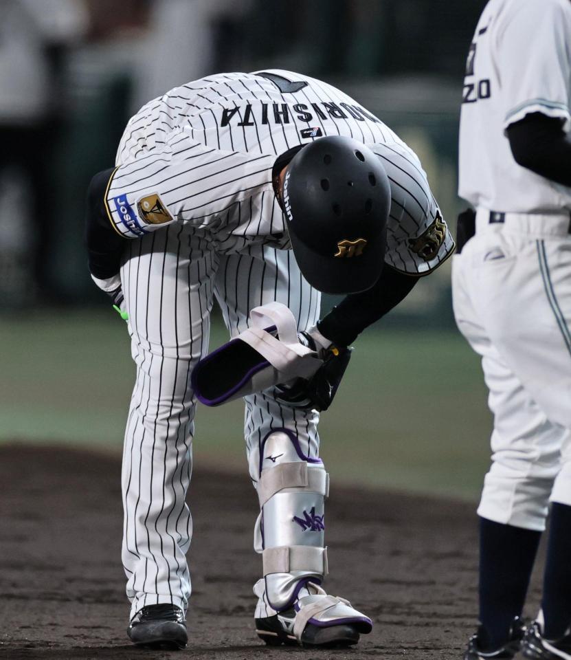 ６回、打席のあと足を気にする森下（撮影・田中太一）