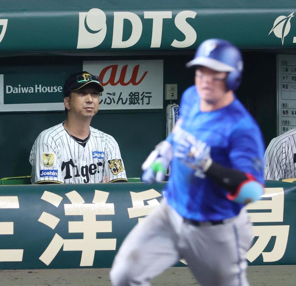 ８回、牧に先制ソロを打たれグラウンドを見つめる藤川監督（撮影・山口登）