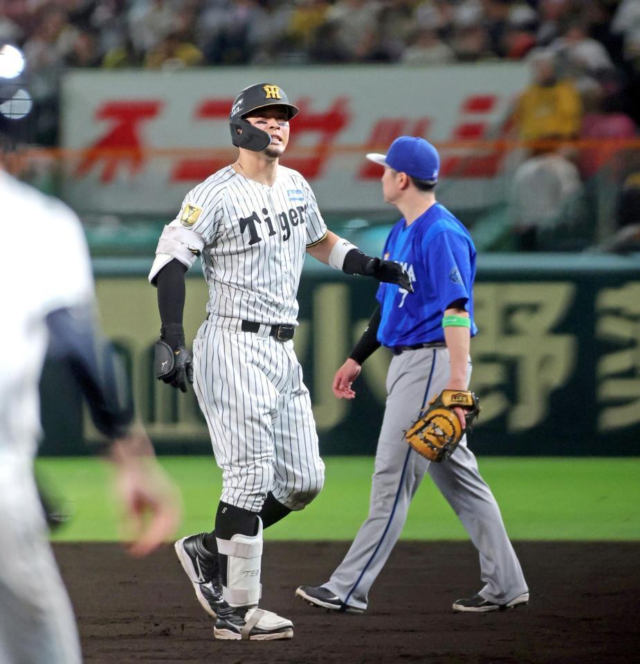 ８回、中飛に倒れベンチへ引き揚げる佐藤輝（撮影・立川洋一郎）