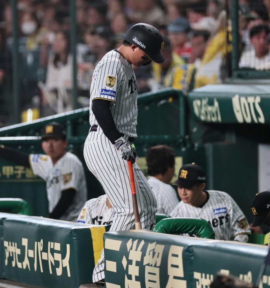 ６回、打席のあと足を気にしながらベンチへ下がる森下（撮影・田中太一）