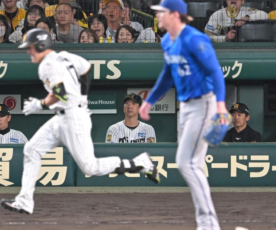 ９回、伏見が倒れ、ゲームセット。敗戦を見届ける藤川監督（撮影・飯室逸平）