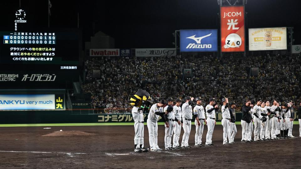 ２試合連続で完封負けを喫し、スタンドにあいさつする藤川監督（撮影・田中太一）
