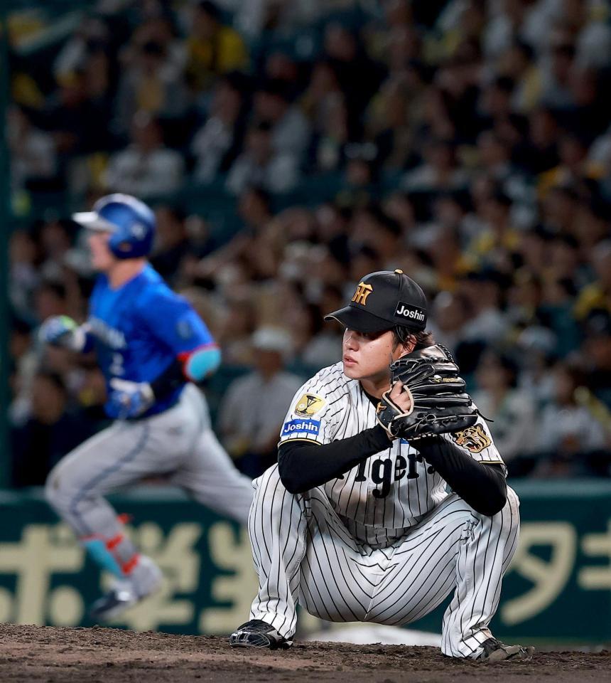 ８回、牧（左）に先制ソロを浴びた高橋（撮影・西田忠信）