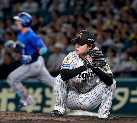 ８回、牧（左）に先制ソロを浴びた高橋（撮影・西田忠信）