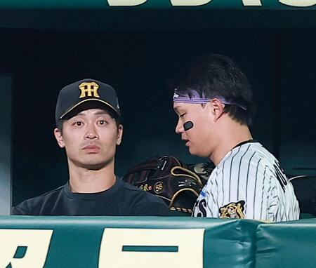 ６回を終え、ベンチ裏に下がり、そのまま交代となった森下（右）＝撮影・西田忠信