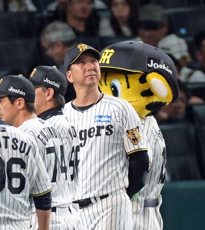 ファンへのあいさつで整列し、振り返ってバックスクリーンを眺める阪神・藤川球児監督＝甲子園（撮影・立川洋一郎）