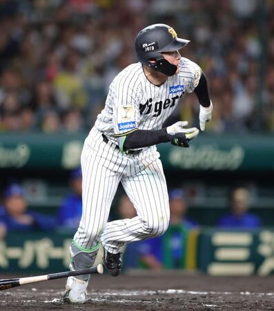 ９回、高寺は投手内野安打で出塁する（撮影・坂部計介）
