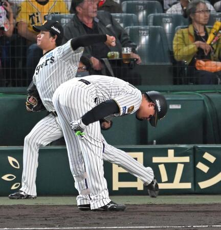 １５日のＤｅＮＡ戦の６回、二ゴロに倒れた後、右足を気にする森下（撮影・飯室逸平）