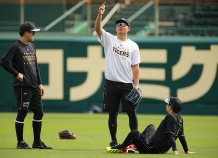 試合前に練習に姿を見せ、高寺（左）、中野と話す森下（撮影・坂部計介）