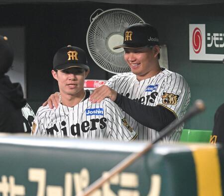 ベンチで中野の肩を揉む森下（撮影・飯室逸平）