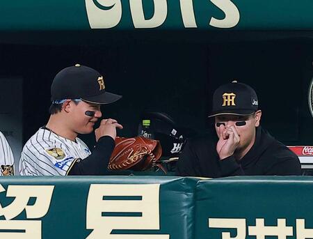 試合前、ベンチで談笑する森下（左）と佐藤輝（撮影・西田忠信）