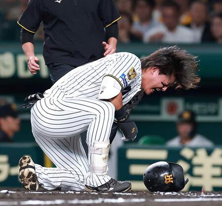 ２回、死球を受けうずくまる前川（撮影・西田忠信）