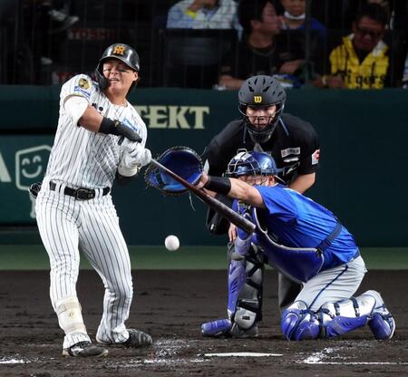 ２回、死球を受ける前川（撮影・山口登）