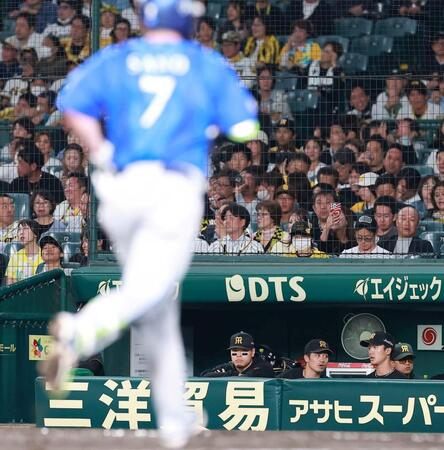 ３回、先制３ランの佐野（手前）を見つめる佐藤輝（撮影・西田忠信）