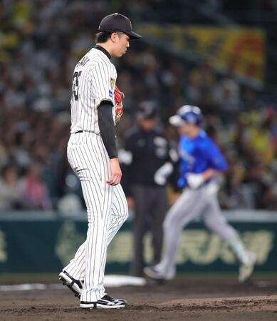 ３回、佐野（右）に３ランを浴び、呆然とする才木（撮影・坂部計介）