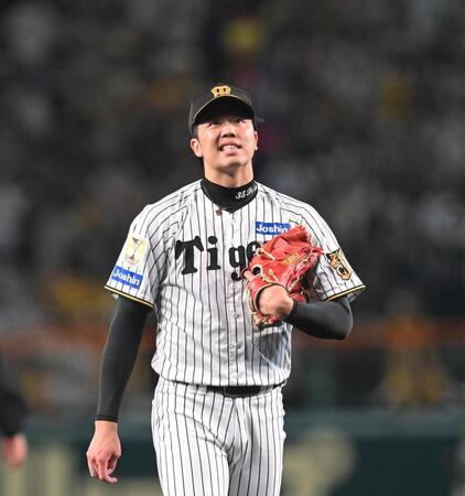 ３回、佐野に先制３ランを打たれ顔をしかめる才木（撮影・飯室逸平）