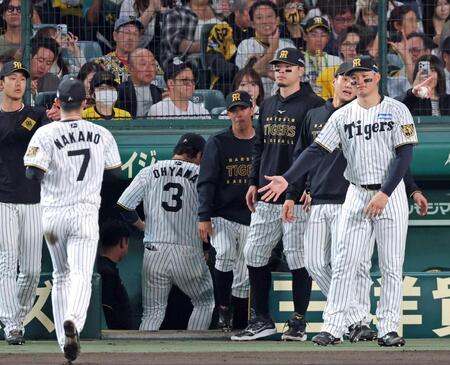 ３回表が終わりナインを迎える（右から）森下、木浪、佐藤輝（撮影・立川洋一郎）