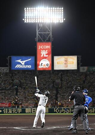 ７回、中飛に倒れる代打・森下（撮影・飯室逸平）