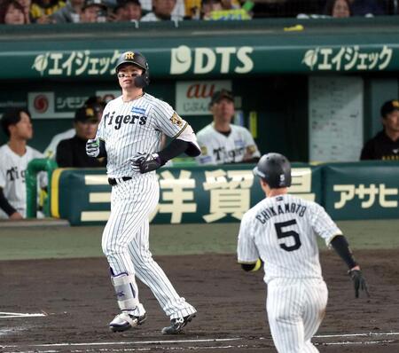７回、森下は中飛に倒れる（撮影・山口登）