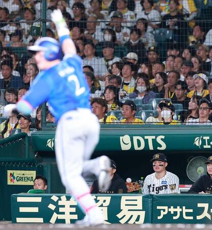 ８回、ソロを放った牧（手前）を見つめる森下（撮影・西田忠信）