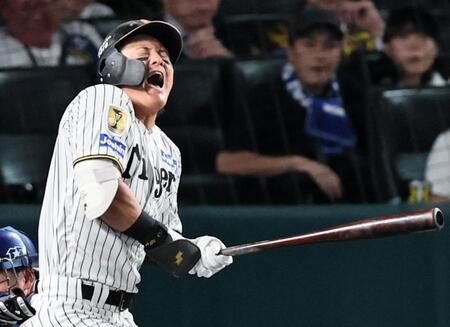 ２回、死球を受け痛がる前川（撮影・田中太一）